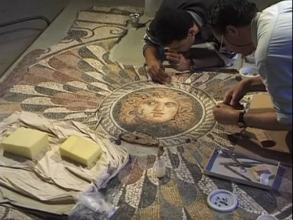 Le film détaille les opérations de restauration de la mosaïque à la Méduse mise au jour sur le site du Diana, depuis la restauration du médaillon, jusqu’à l’assemblage final...