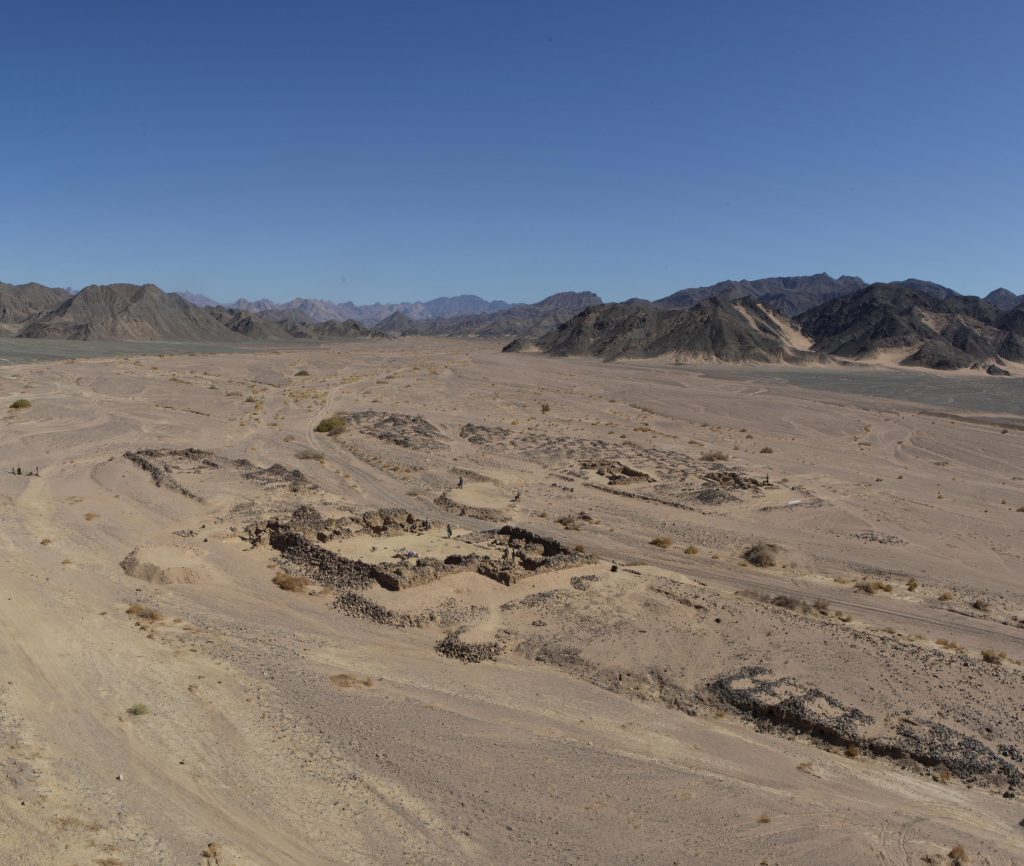 Depuis 1994, la mission archéologique française du désert Oriental (MAFDO) installe ses quartiers d’hiver, un mois par an, entre le Nil et la mer Rouge.